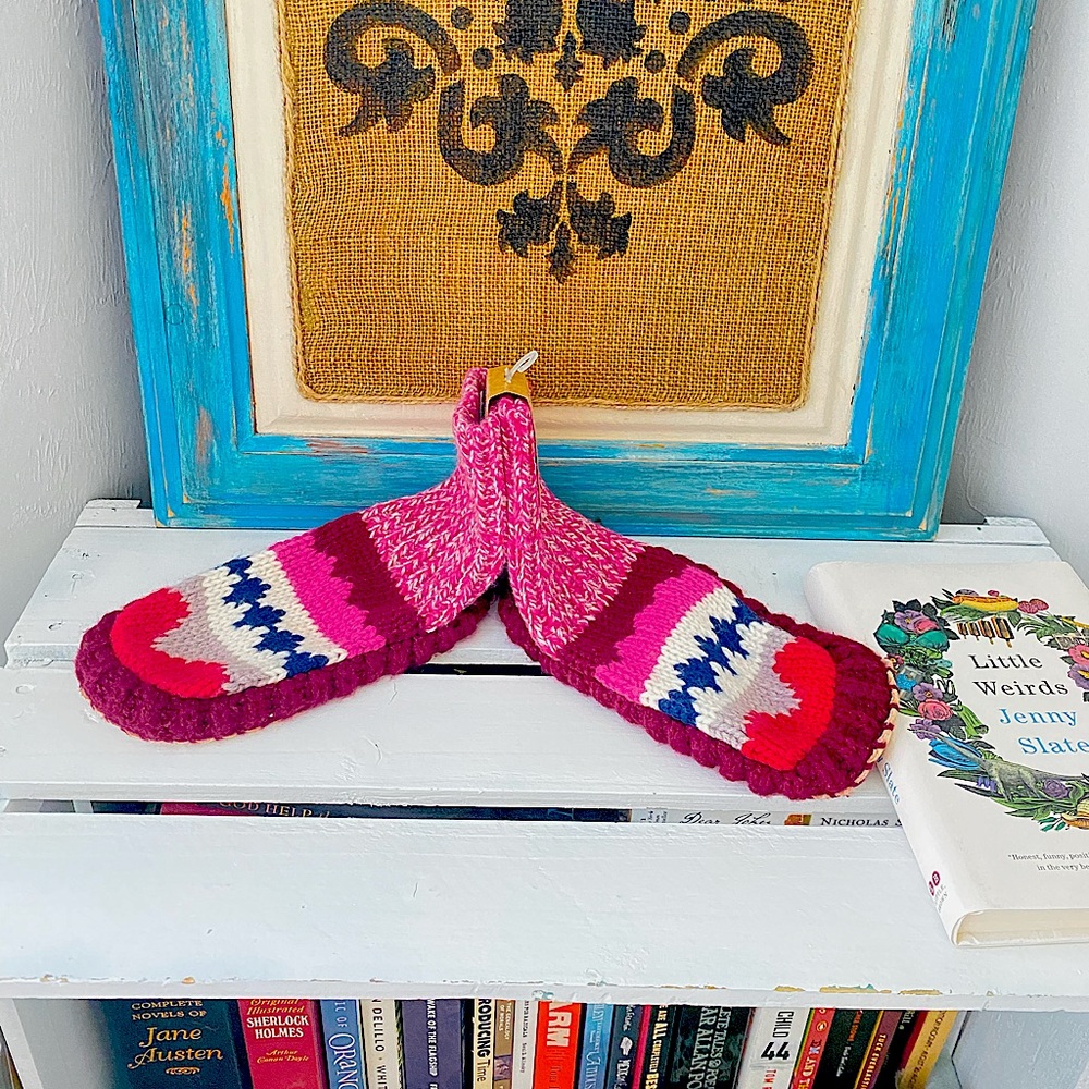 NWT, AE knit slipper socks, Shoe Size- 5/6.